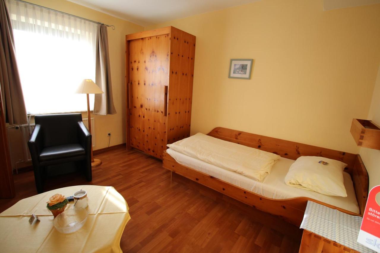 Hotel Garni Zur Post Utersum Esterno foto